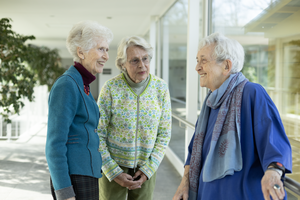 Drei Personen im Korridor