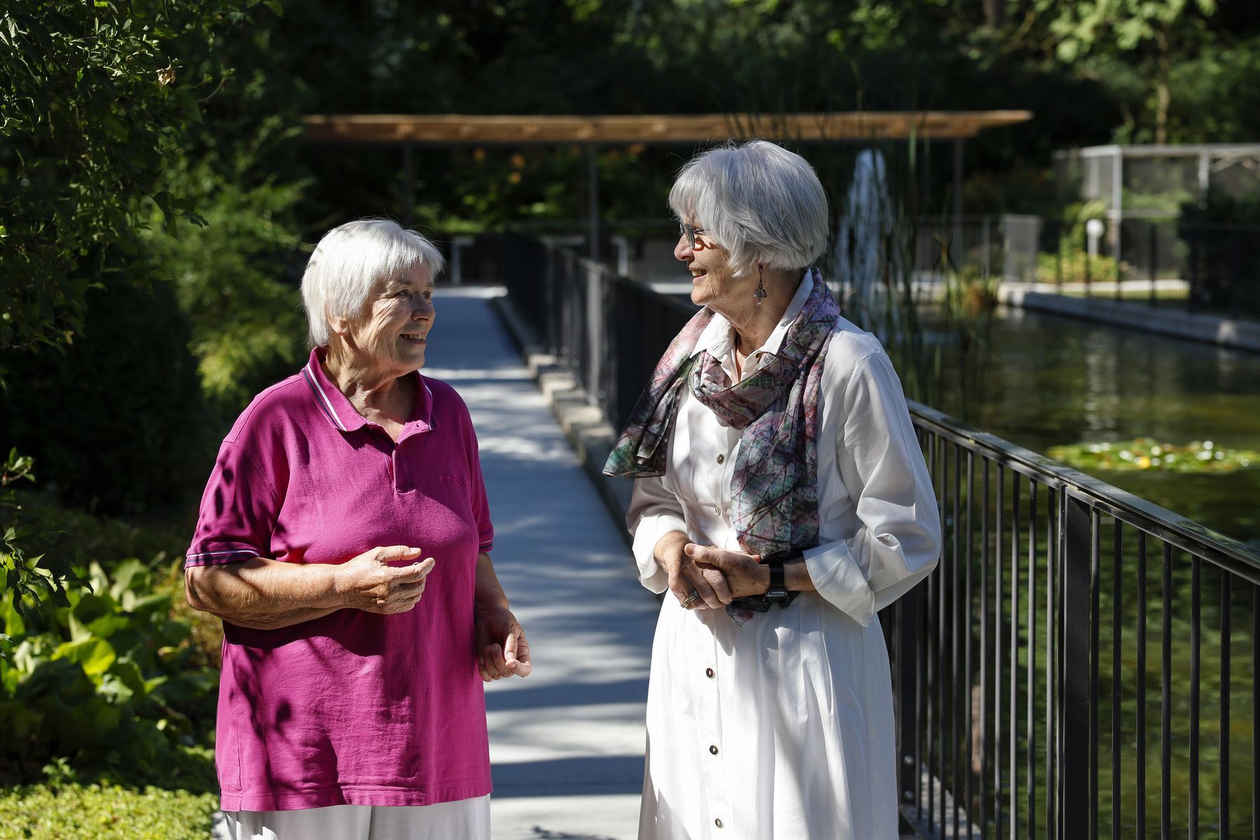 Burgerspittel im Viererfeld: Zwei Frauen beim Teich