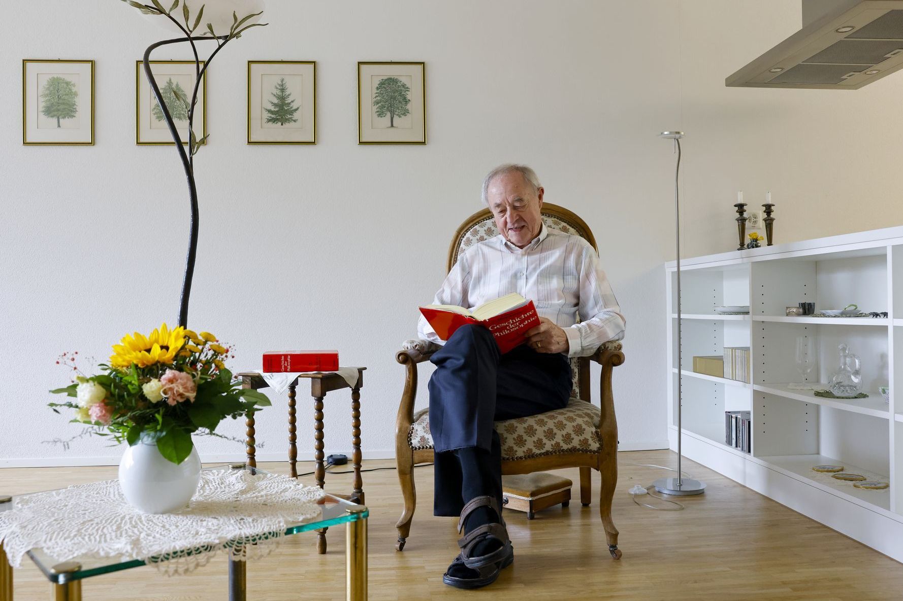 Burgerspittel im Viererfeld: Wohnung im Scheibenhaus mit lesendem Bewohner