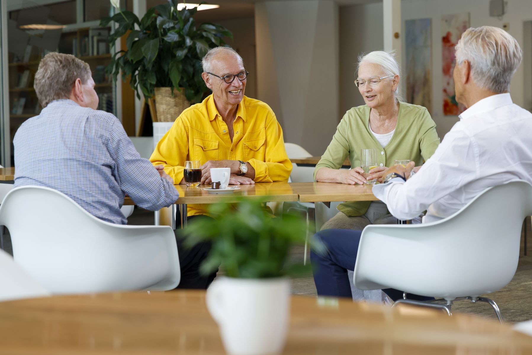 Burgerspittel im Viererfeld: vier Personen im Café