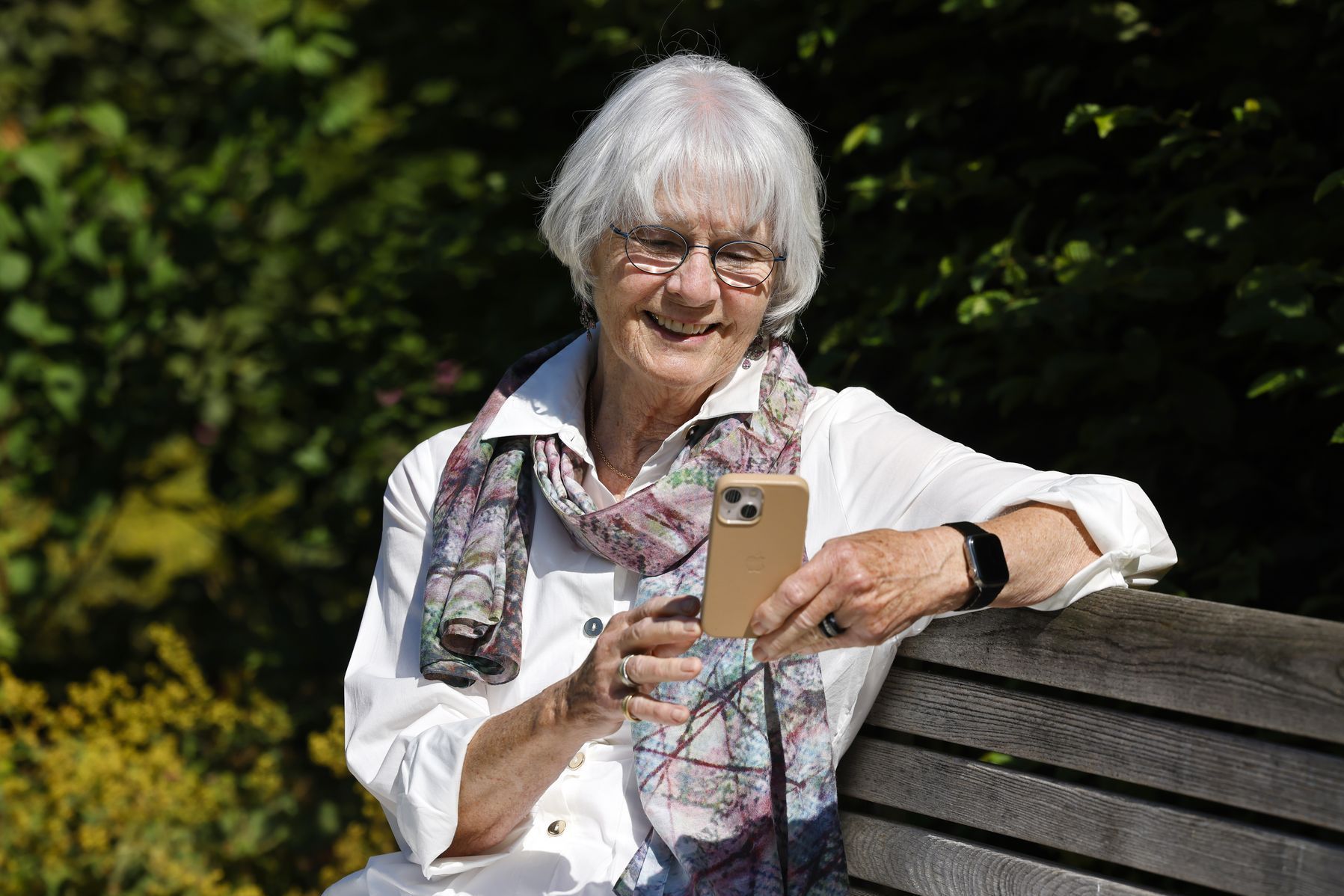 Burgerspittel im Viererfeld: Dame mit Handy