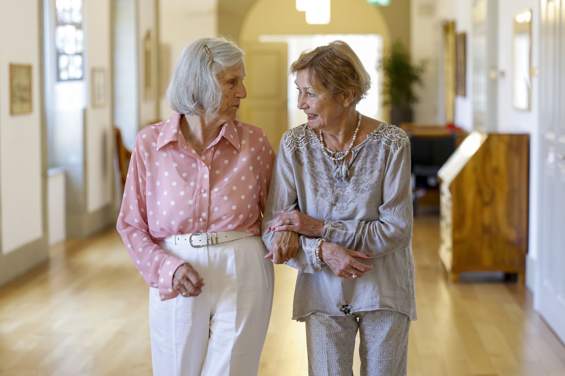 Zwei ältere Damen im Gang 