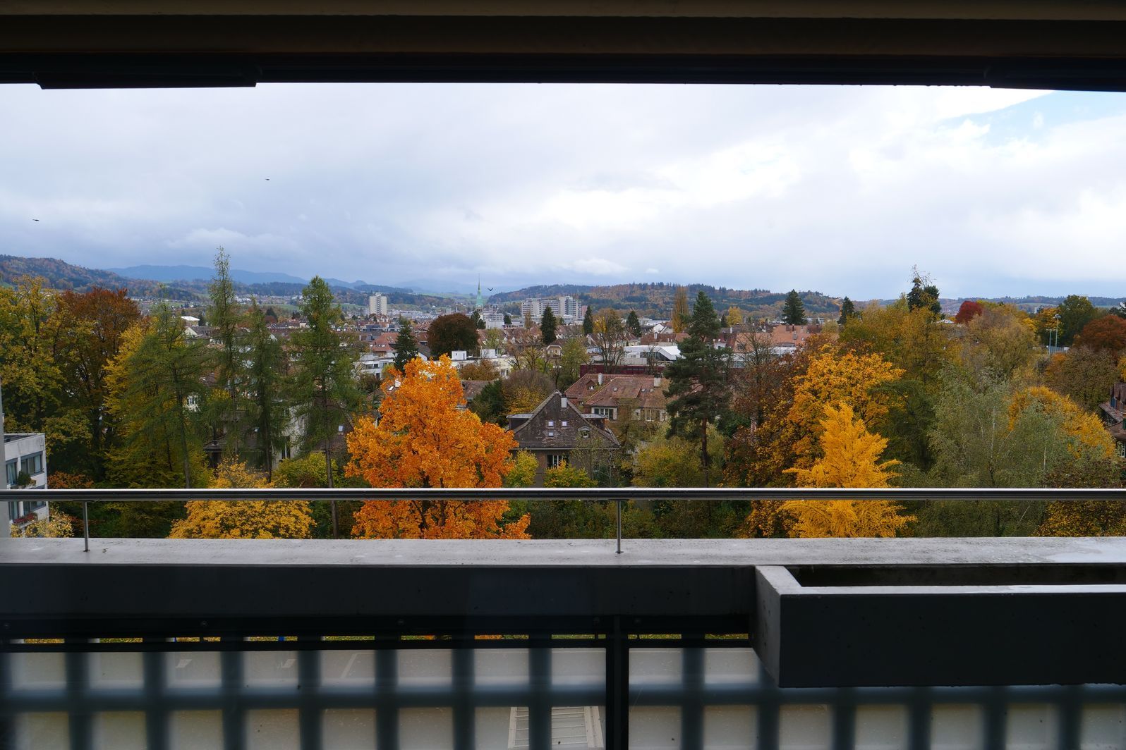 Wohnungsaussicht mit Balkon