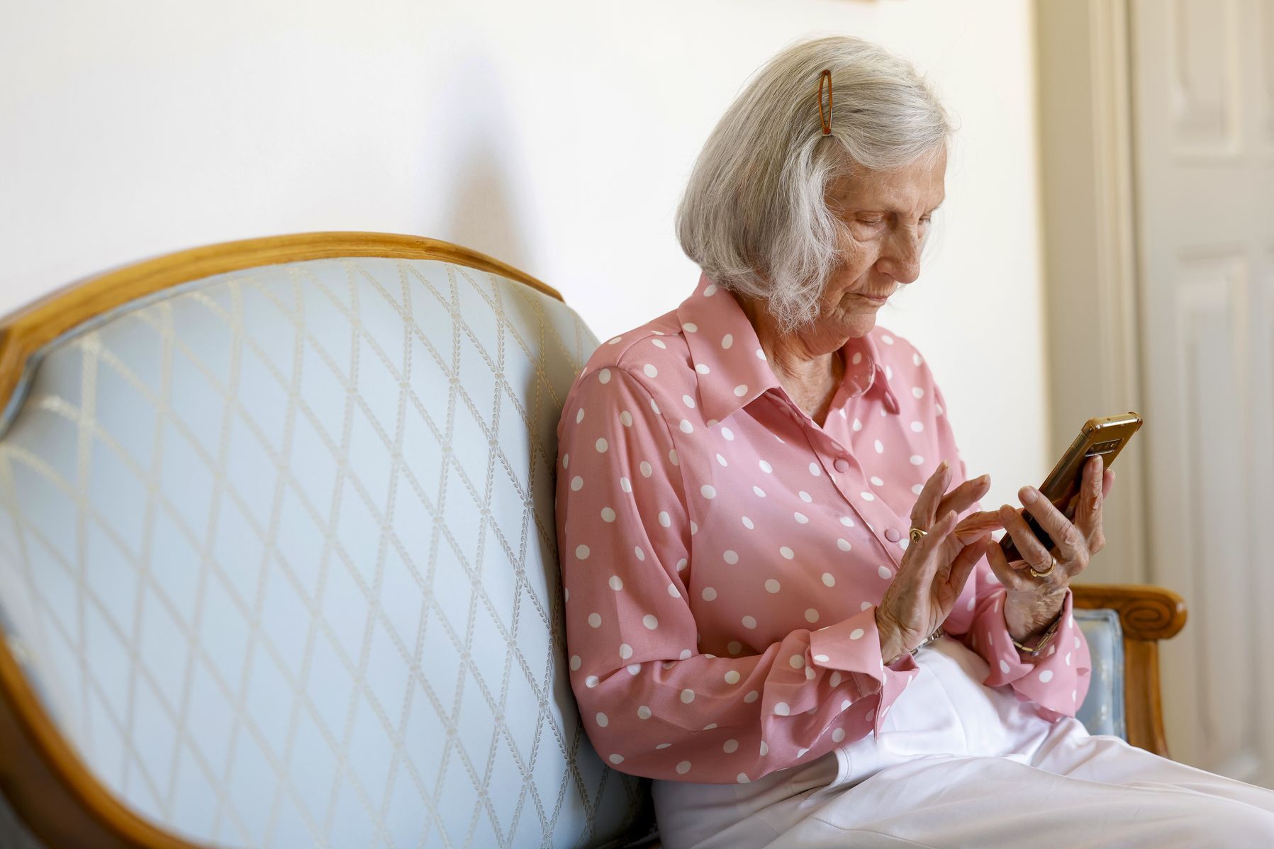 Eine Bewohnerin macht etwas an ihrem Smartphone