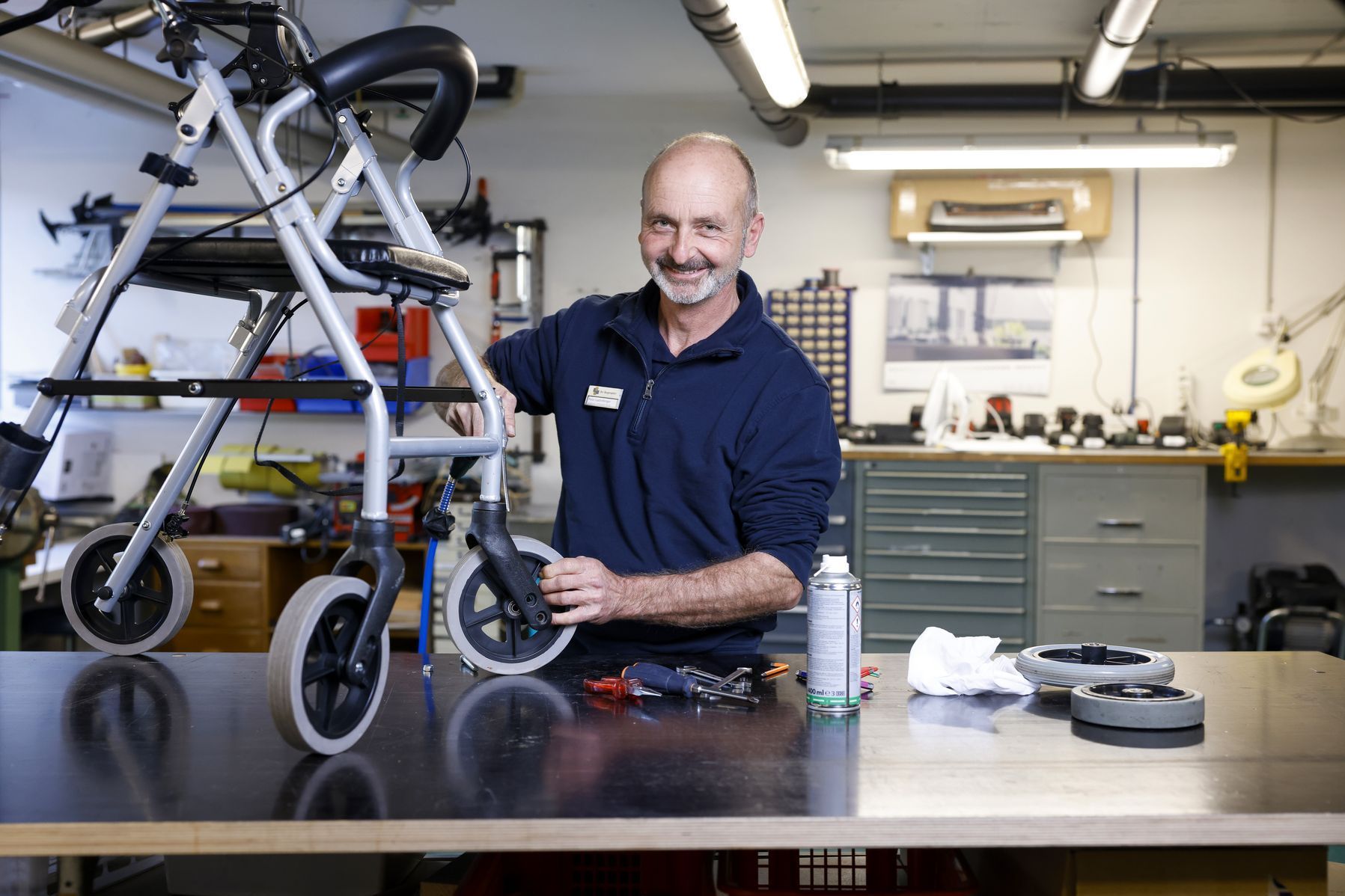 Mitarbeiter repariert Rollator