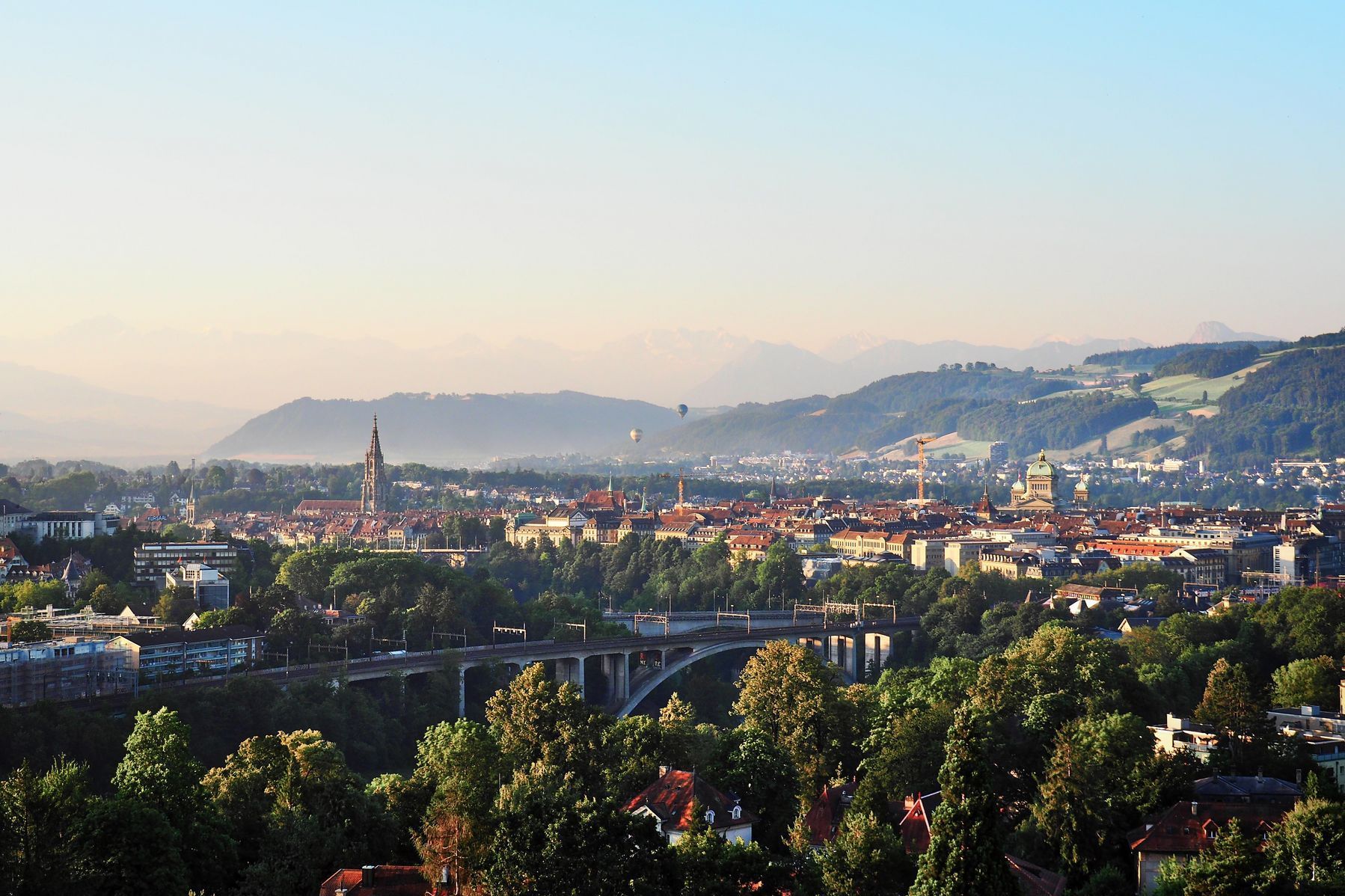 Aussicht vom Hochhaus im Viererfeld über die Stadt Bern bis zu den Alpen